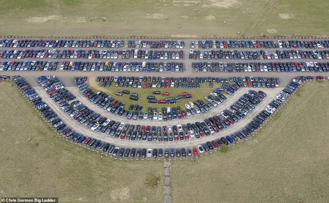 U Britaniji od aerodroma napravljeno skladište novih automobila - nema ko da ih kupi, a nema ko ni da ih proda (FOTO)