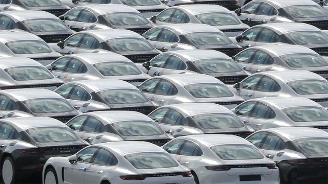Lageri novih automobila u Nemačkoj sve veći - kupci oprezni