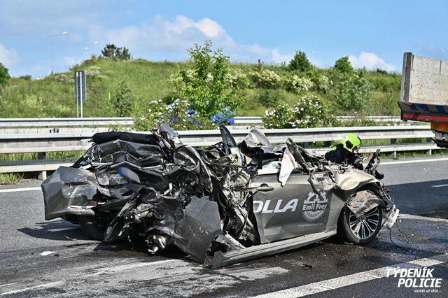 Toyota Corolla je smrskana između dva kamiona - putnicima je pomogao sistem eCall (FOTO)