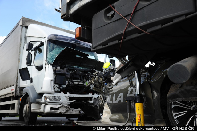 Toyota Corolla je smrskana između dva kamiona - putnicima je pomogao sistem eCall (FOTO)