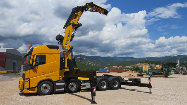 Još jedna moćna dizalica na kamionu Volvo FH