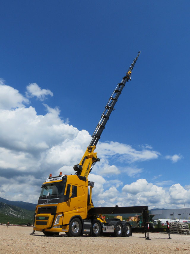 Još jedna moćna dizalica na kamionu Volvo FH