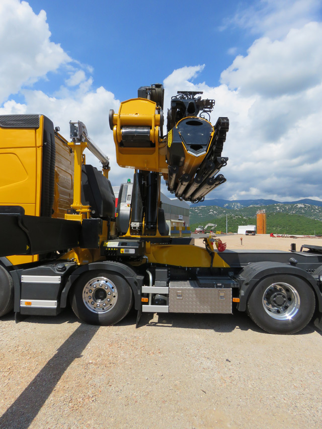 Još jedna moćna dizalica na kamionu Volvo FH