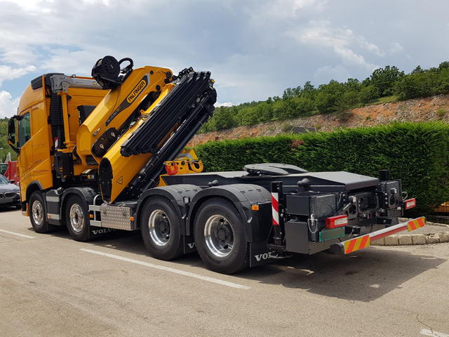 Još jedna moćna dizalica na kamionu Volvo FH