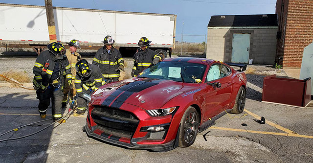 Vatrogasci su dobili od Forda novi Shelby GT500 - pogledajte kako je završio (FOTO)