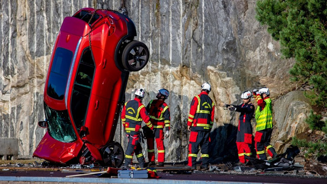 Volvo bacao automobila sa 30 metara visine - realni testovi za povećanje bezbednosti putnika (VIDEO)