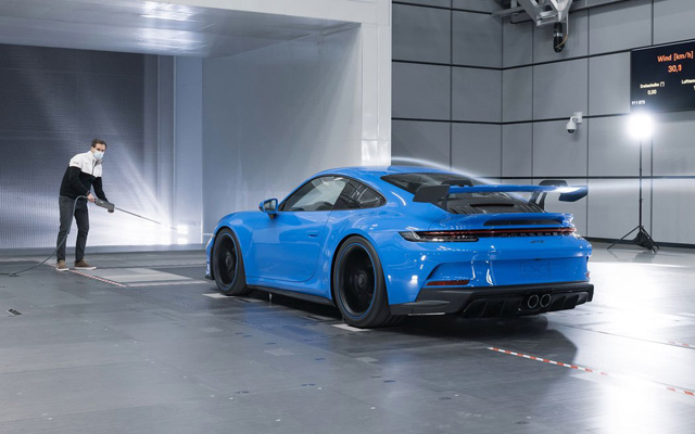 Novi Porsche 911 GT3 tokom testiranja prešao 5.000 kilometara brzinom od 300 km/h (FOTO)