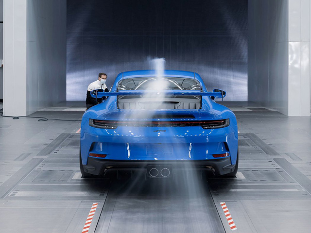 Novi Porsche 911 GT3 tokom testiranja prešao 5.000 kilometara brzinom od 300 km/h (FOTO)