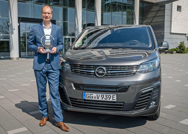 Opelov direktor Lohscheller primio je nagradu “Međunardni Kombi godine” za novi Opel Vivaro