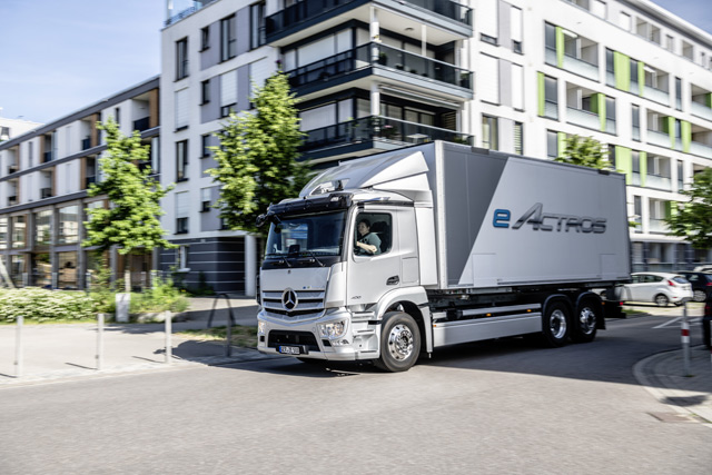 Novi kamion za novu eru: Mercedes-Benz eActros slavi svetsku premijeru