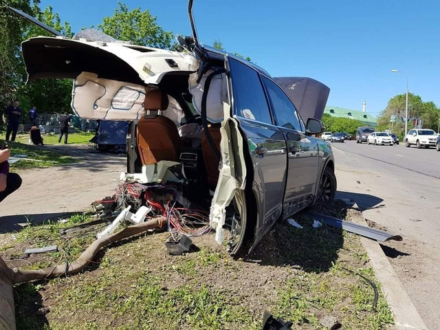 U stravičnom udesu Audi Q7 prepolovljen - vozač pobegao (FOTO)