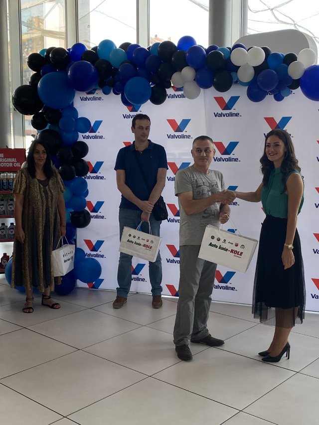 Valvoline i Auto kuća Kole - Zemun uručili Fiat 500 Hybrid Dolcevita srećnom dobitniku