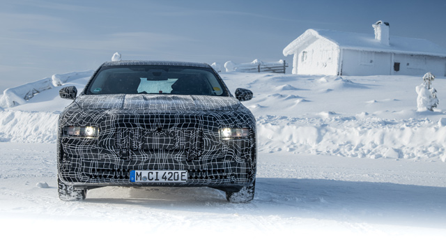 Električna limuzina BMW i7 topi sneg u Švedskoj - prve fotografije i video