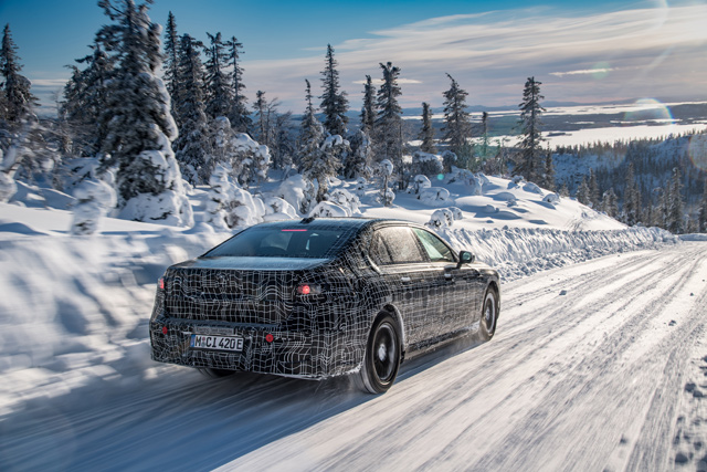 Električna limuzina BMW i7 topi sneg u Švedskoj - prve fotografije i video
