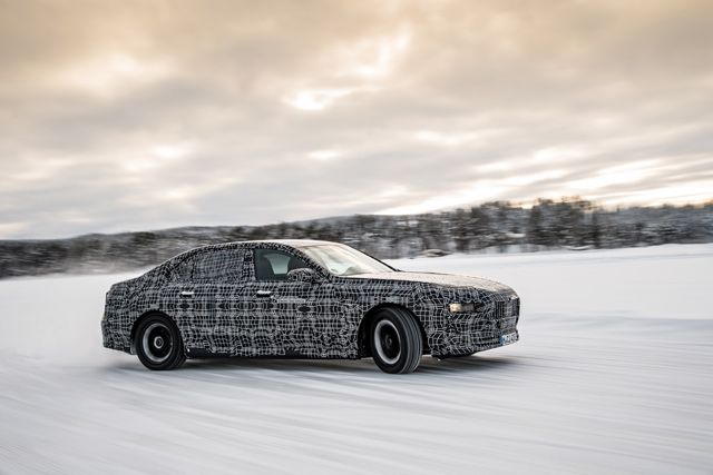 Električna limuzina BMW i7 topi sneg u Švedskoj - prve fotografije i video