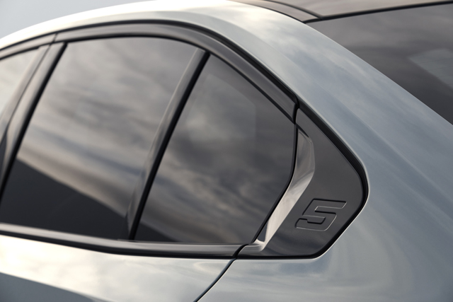 Premijera novih modela BMW Serije 5 i BMW i5