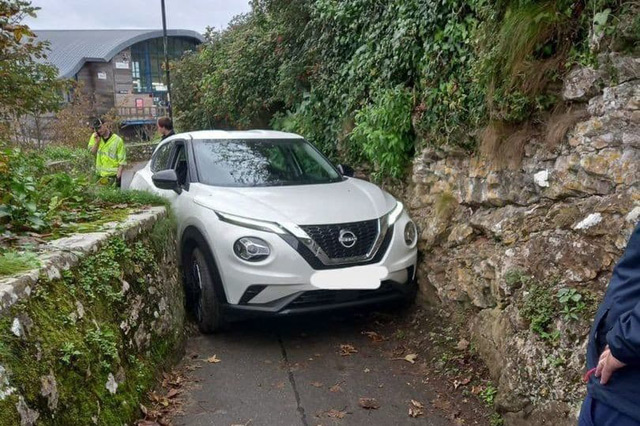Nissan Juke zaglavljen između zidova, žena izašla kroz prozor (FOTO)