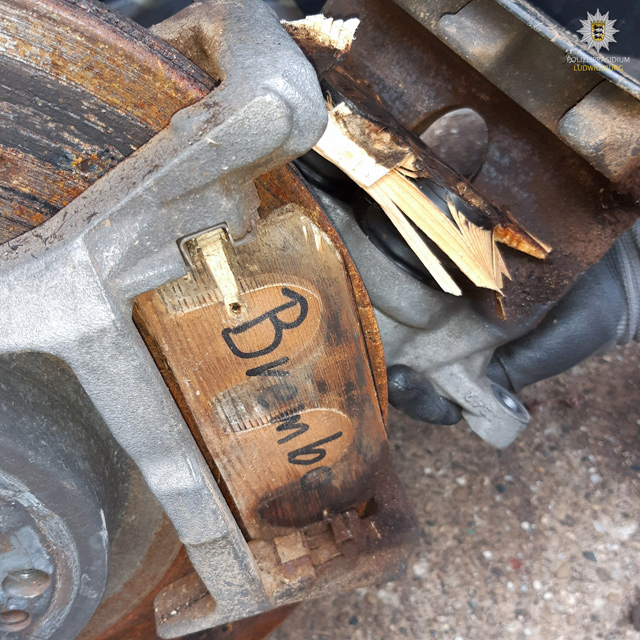 Šok u Nemačkoj! Umesto kočionih pločica, neko je ugradio drvo! (FOTO)