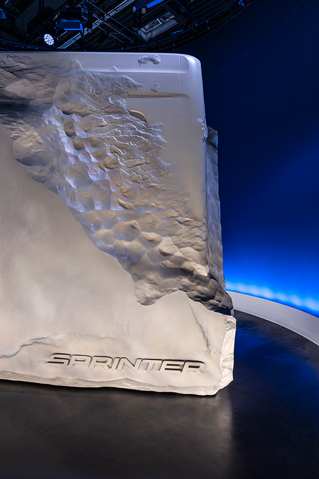 Mercedes-Benz Sprinter se polako otkriva - za sada u obliku kamene skulpture