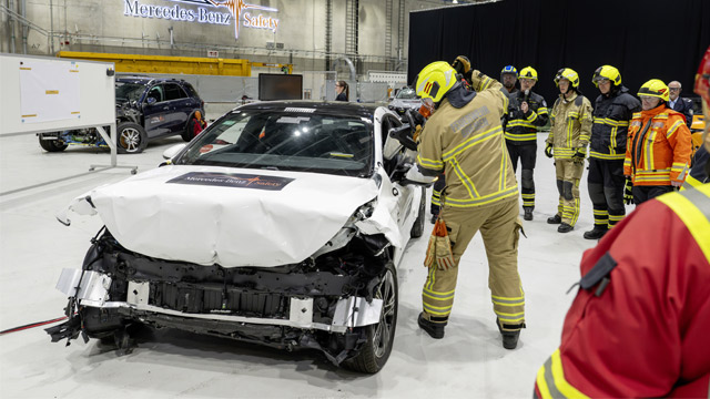Mercedes-Benz i evropske vatrogasne ekipe treniraju zajedno spašavanje putnika