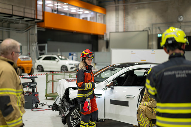 Mercedes-Benz i evropske vatrogasne ekipe treniraju zajedno spašavanje putnika