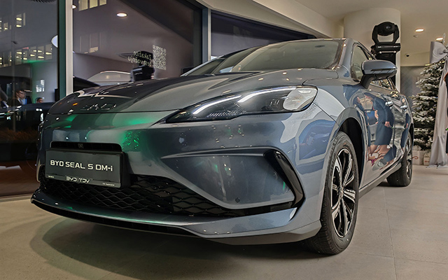 Superhibrid budućnosti stigao u Srbiju - na događaju u BYD salonu predstavljen novi BYD SEAL 5 DM-i