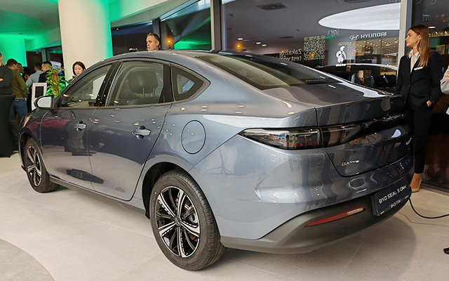 Superhibrid budućnosti stigao u Srbiju - na događaju u BYD salonu predstavljen novi BYD SEAL 5 DM-i