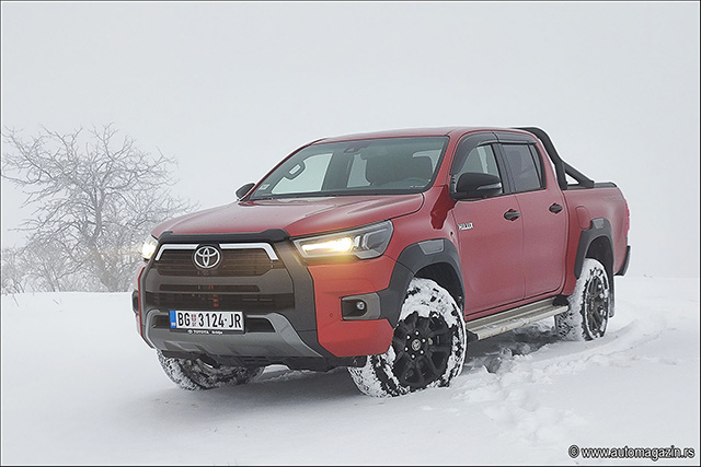 TEST Toyota Hilux 2.8 D-4D Invincible Hybrid 48V