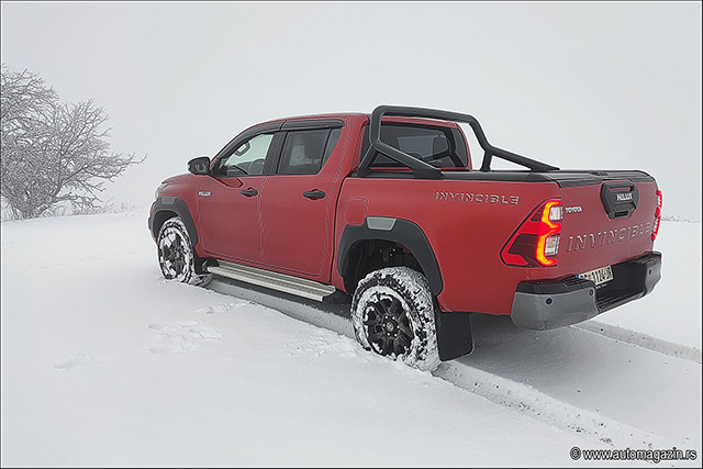 TEST Toyota Hilux 2.8 D-4D Invincible Hybrid 48V