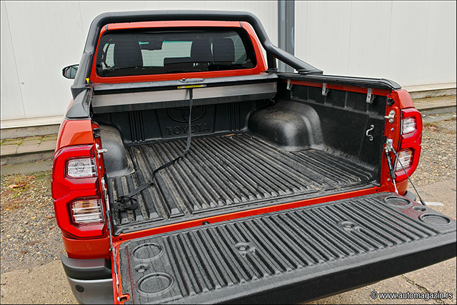 TEST Toyota Hilux 2.8 D-4D Invincible Hybrid 48V