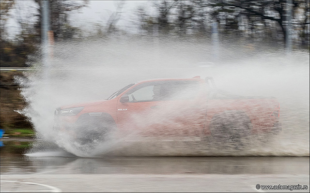 TEST Toyota Hilux 2.8 D-4D Invincible Hybrid 48V