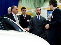 Princ od Norveške uz Opel Amperu na Simpozijumu električnih vozila