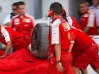 F1 VN Singapura - mehaničari Ferrarija u belom