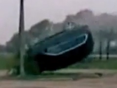 VIDEO: BMW X5 - neobična nezgoda