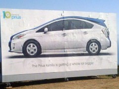 Uskoro stiže hibridna MPV Toyota