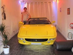 Ferrari 355 Spider parkiran u dnevnoj sobi