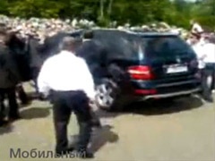 Dmitrij Medvedev za volanom Mercedesa ML zvezda interneta