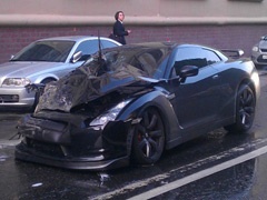 Nissan GT-R se zakucao u četiri parkirana automobila + VIDEO