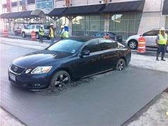 Parkirala Lexus u sveži beton