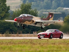 Mercedes-Benz SLS AMG protiv borbenog aviona