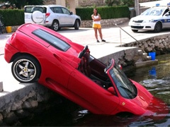 Ferrari 360 Spider završio u plićaku Jadrana