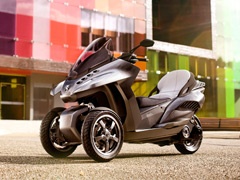 Upoznajte Metropolis, Peugeot skuter na tri točka