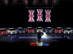 Video: MINI svira britansku himnu