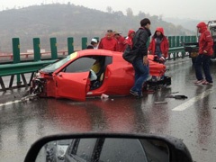 Kiša + vlažan kolovoz + velika brzina = Udes dva Ferrarija