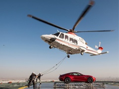 Aston Martin Vanquish doleteo na krov hotela Burj Al Arab