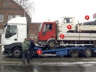 Poljak na prikolicu stavio dva kamiona i jedan putnički auto