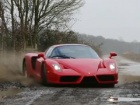 Video: Ferrari Enzo u akciji po blatu
