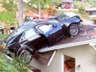 Čovek parkirao svoj Cadillac na krov komšijine kuće