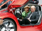 Angela Merkel i Vladimir Putin na Volkswagen štandu u Hanoveru