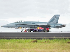 F1 bolid Red Bulla protiv borbenog aviona F/A-18 Hornet (+foto)
